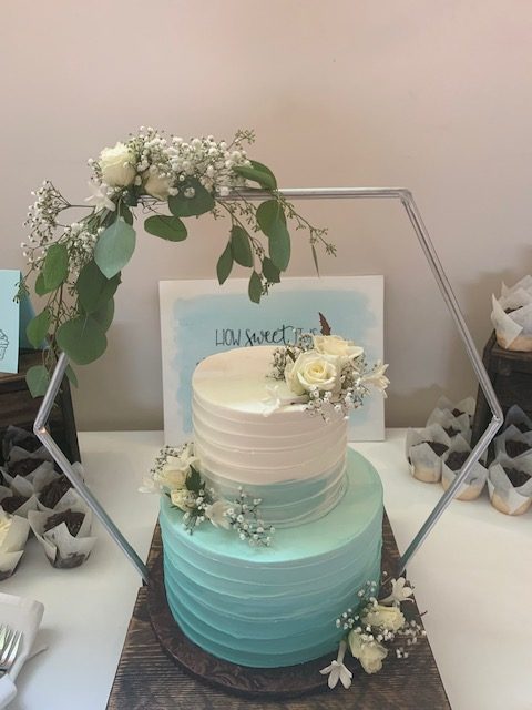White rose and baby's breath flowers for the cake and cake stand